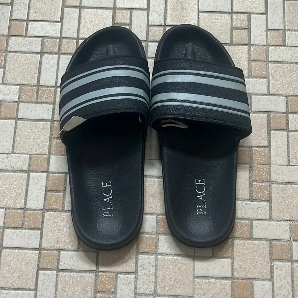 Boys slides striped size 4 big kids - good condition
